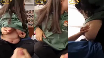 بتعرض بزازها الملبن على حبيبها وتتناك خلفي عنيف