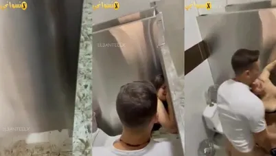 حبيبها زانقها في الحمام وبتتصور وهي بتتناك خلفي