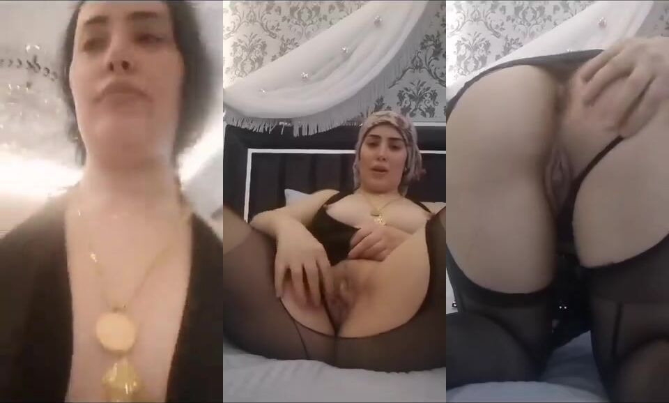 لبوة ممحونة فاتحه كسها على الاخر ونازله فيه فرك ونيك