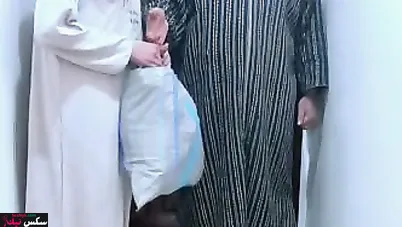 البواب دخل عليها والشرموطة ترفعله طيزها الكبيرة