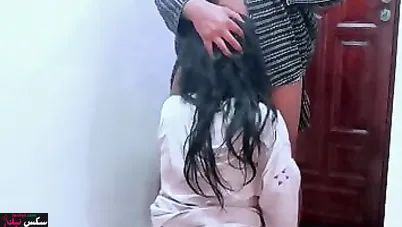 البواب دخل عليها والشرموطة ترفعله طيزها الكبيرة