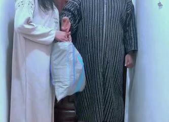 البواب دخل عليها والشرموطة ترفعله طيزها الكبيرة