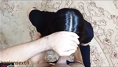 بيهيج على طيزها ويديلها زبه تمصله وينيكها خلفي