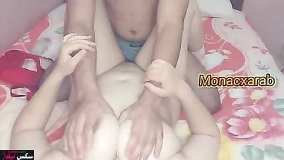 جسمها ابيض وناعم وحبيبها مش راحم كسها على السرير