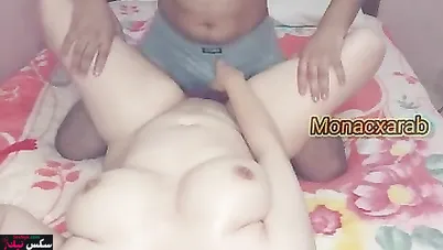 جسمها ابيض وناعم وحبيبها مش راحم كسها على السرير