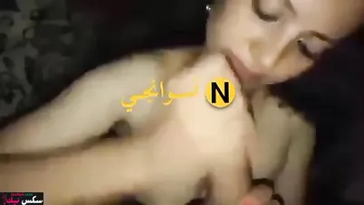 المتناكة ماسكه الزب وبتمصه زي المحترفة ومبسوطة