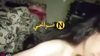 المتناكة ماسكه الزب وبتمصه زي المحترفة ومبسوطة