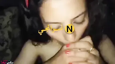 المتناكة ماسكه الزب وبتمصه زي المحترفة ومبسوطة