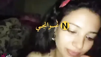 المتناكة ماسكه الزب وبتمصه زي المحترفة ومبسوطة