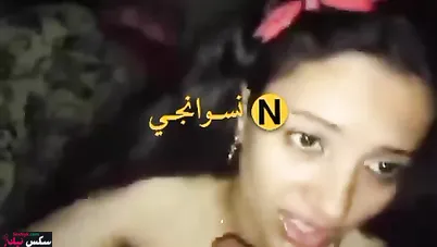 المتناكة ماسكه الزب وبتمصه زي المحترفة ومبسوطة