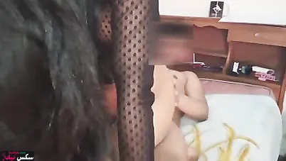 لبوة مغربية بتتناك بكل الاوضاع على السرير جمب جوزها