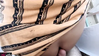 عراقية ابن عمها بيحط زبه كله في طيزها الكبيرة ويصورها