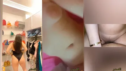 بنوتة جميلة بتعرض جسمها لحبيبها وتدلع بقميص النوم