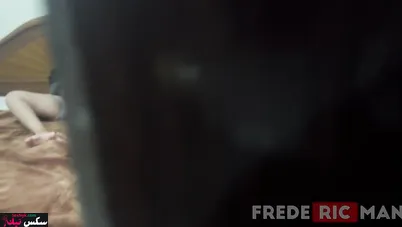 لبوة مصرية بتتفضح وهي بتفشخ كسها فرك على السرير