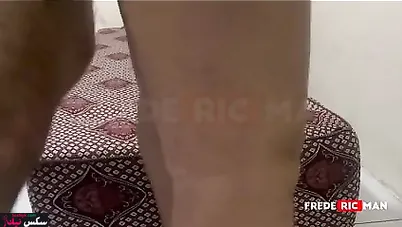 فلاحه راكبه الزب وبتلعب في كسها وجوزها بيتفرج