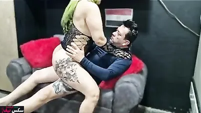 مدام مصرية صاحب جوزها نازل تقفيش في بزازها وينيكها