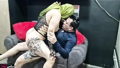 مدام مصرية صاحب جوزها نازل تقفيش في بزازها وينيكها