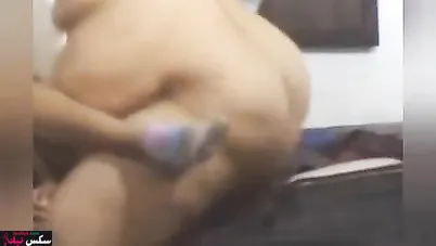 متناكة الزبون رافع رجليها ومش راحم كسها وهي بتضحك