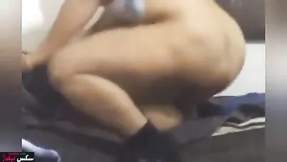 متناكة الزبون رافع رجليها ومش راحم كسها وهي بتضحك