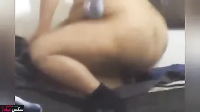 متناكة الزبون رافع رجليها ومش راحم كسها وهي بتضحك