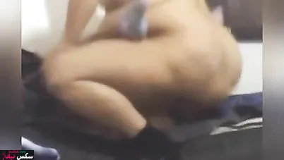 متناكة الزبون رافع رجليها ومش راحم كسها وهي بتضحك