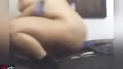 متناكة الزبون رافع رجليها ومش راحم كسها وهي بتضحك