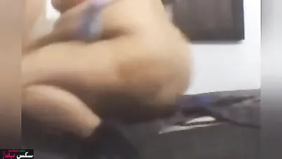 متناكة الزبون رافع رجليها ومش راحم كسها وهي بتضحك