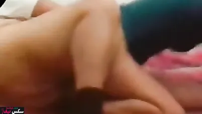 مصرية بتتناك في بيتها وعيشها واخده على زبه ومش راحمها