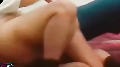 مصرية بتتناك في بيتها وعيشها واخده على زبه ومش راحمها