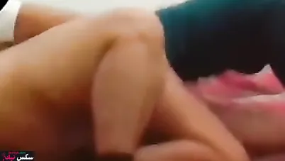 مصرية بتتناك في بيتها وعيشها واخده على زبه ومش راحمها