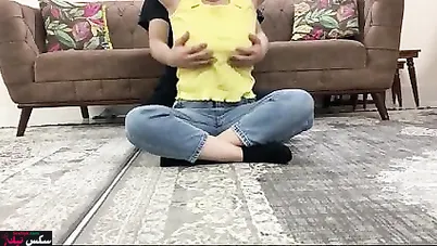 متناكة بتخلي اخوها يقفش في بزازها الكبيرة وتتصور