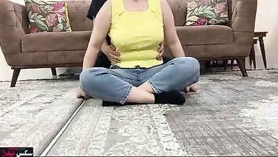 متناكة بتخلي اخوها يقفش في بزازها الكبيرة وتتصور