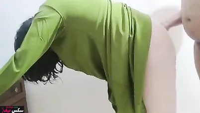 فاجرة جارها بيخليها تمصله ويرشق زبه في طيزها المولعة