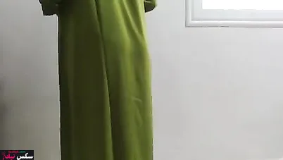 فاجرة جارها بيخليها تمصله ويرشق زبه في طيزها المولعة