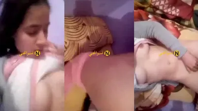 ممحونة بتقلع الهدوم وتعرض بزازها الحلوين لحبيبها