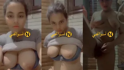 شرموطة مصرية بتلعب في بزازها وتفك كسها المولع وتتصور