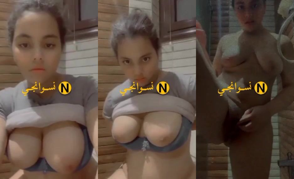 شرموطة مصرية بتلعب في بزازها وتفك كسها المولع وتتصور