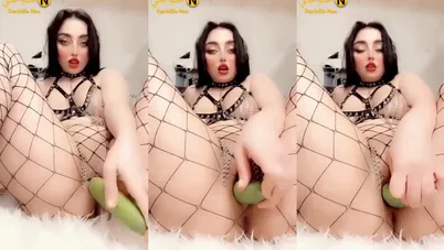 خليجية ممحونة فاشخ كسها بالخيارة في اللايف وتستمتع