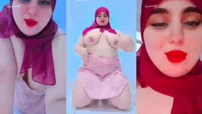 مربربة مصرية بتعرض جسمها وبزازها الكبيرة بالحجاب