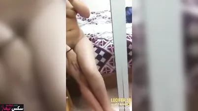 الفاجرة قالعه ملط وبتصور في جسمها كامل لعشيقها وتتشرمط