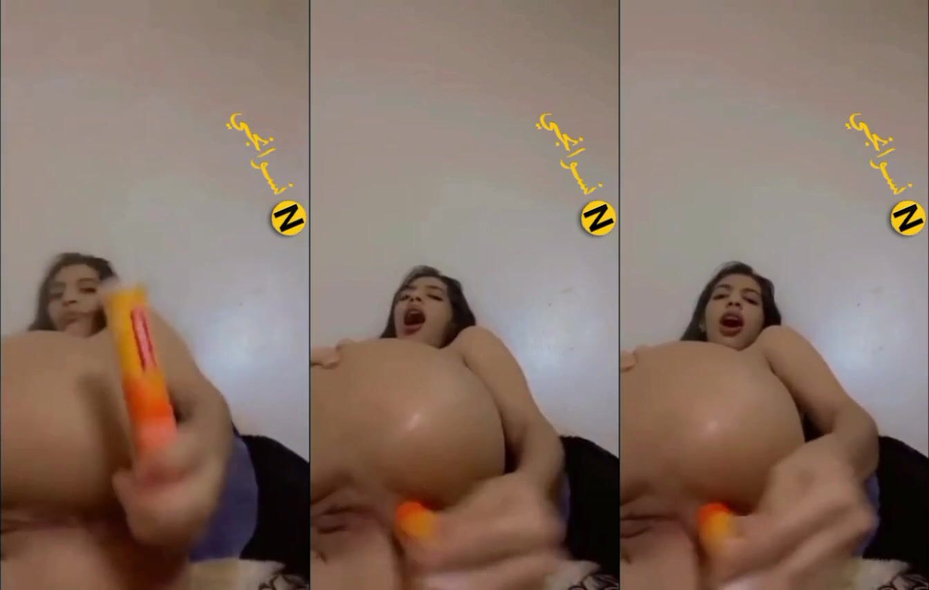 طالعه لايف وفاشخه كسها وطيزها بالزب الصناعي وتصرخ