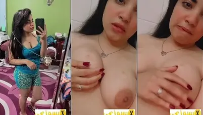 بتتصور على الواقف وتقلع وتمسك بزازها الجامدة وتقفش