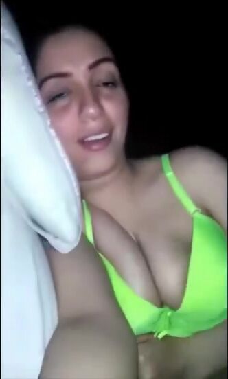 فرسة مصرية بتصور لحبيبها على السرير وجوزها مسافر