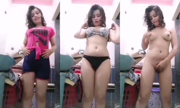 مصرية واقفه بتقلع الهدوم كاملة وتدلع وتفرك كسها