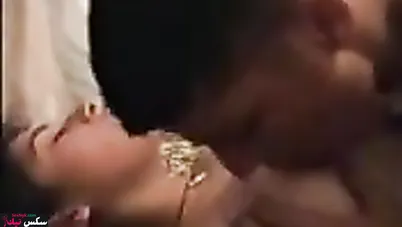 خليجية حبيبها راكب فوقها ومش راحم كسها ويصورها