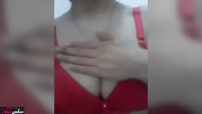 بتتصور لحبيبها وبتقفش في بزازها الكبيرة وتفرك كسها