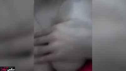 بتتصور لحبيبها وبتقفش في بزازها الكبيرة وتفرك كسها