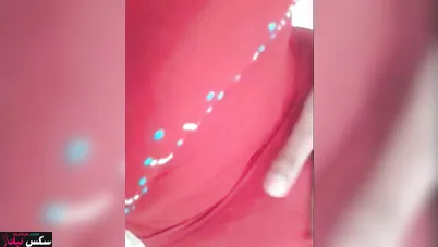 بتتصور لحبيبها وبتقفش في بزازها الكبيرة وتفرك كسها