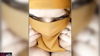 شرموطة بتفتح كسها للمتابعين وتقفش بزازها في اللايف