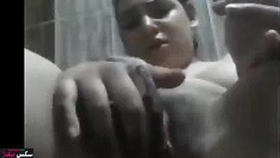 فلاحة مربربة بتتصور وفاشخه كسها في الحمام وتتوجع